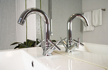 Shiny silver bath fixtures